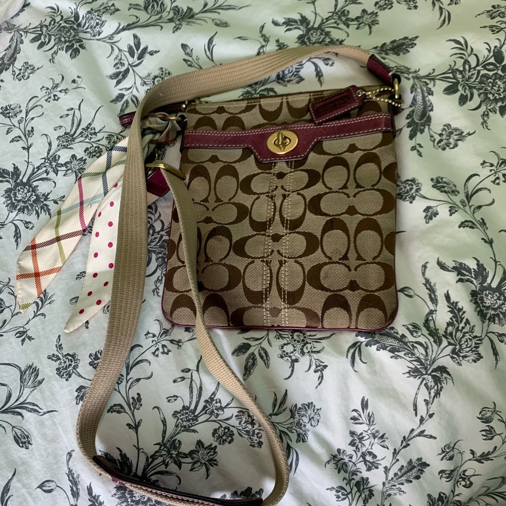 Coach signature swingpack crossbody bag